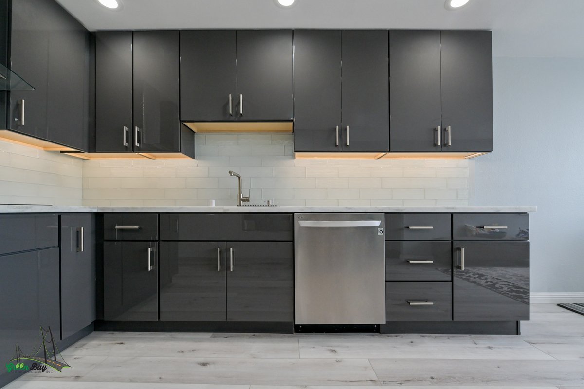 greenbayremodel's tweet photo. 🚨 FINISHED PROJECT ALERT!🚨This is our most recent project we were able to finish. A full Home remodel that features black and white contrast kitchen, as well as living space and a redesigned bathroom. 
#greenbayremodeling #fullhomerenovation #constructionlife #jobwelldone https://t.co/PpmJGG4qe0