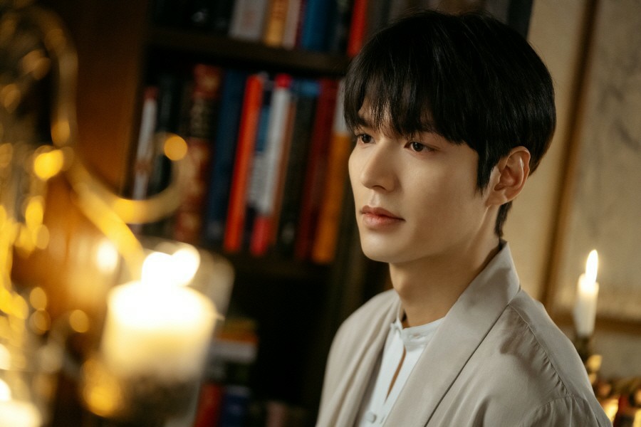 ActorLeeMinHo's tweet photo. 황제✖황실 근위대 대장 투샷 공개!
ㅡ
부드러운 표정으로 반전매력을 선보이는 황제 이곤😍
안방에서 영접 할 날만 손꼽아 기다리고 있어요📺
⠀
✔<더 킹: 영원의 군주> 4월 첫 방송!
➡https://t.co/McwlU3yPla

#SBS금토드라마 #더킹영원의군주 #이곤 #이민호
 #leeminho #イミンホ #李敏镐 #mym https://t.co/YhGZvpCPwF