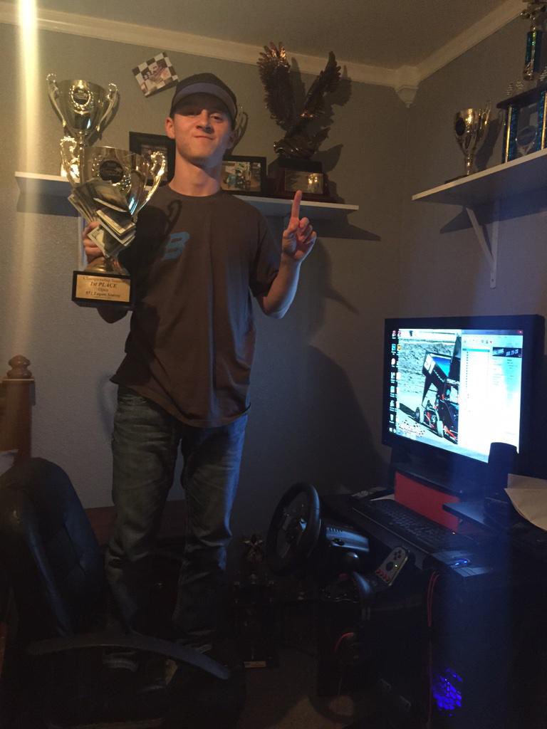 _ChaseJohnson's tweet photo. @Logan_Seavey Nice W tonight! #chairstand https://t.co/y5haMomiLw