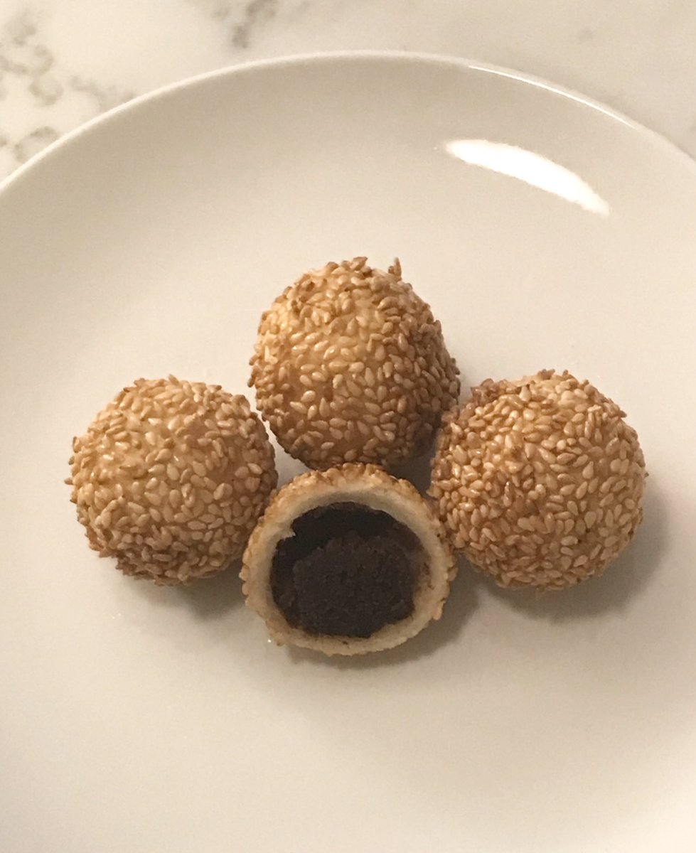 patisserieclark's tweet photo. Fried some Chinese Sesame Balls with Red Bean Paste!! Doesn’t it look/taste delicious..? #delicious #homecooking #sesameballs #redbeanfillings #sesames #stayhome https://t.co/XfZIwAcZod