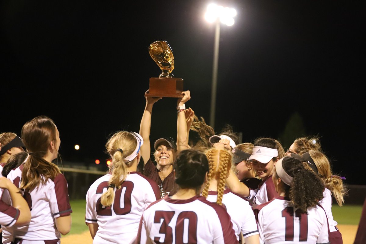 IT IS SOFTBALL SEASON and I miss it right now. I'm challenging  current/former players and coaches around to post one of their favorite softball pics <a href="/EmyleeCarter/">em</a> <a href="/catosterman/">Cat Osterman OLY</a>  <a href="/soph_Campbell12/">Sophie Campbell</a> <a href="/kenerdawn/">Kenna Dawn Self</a>