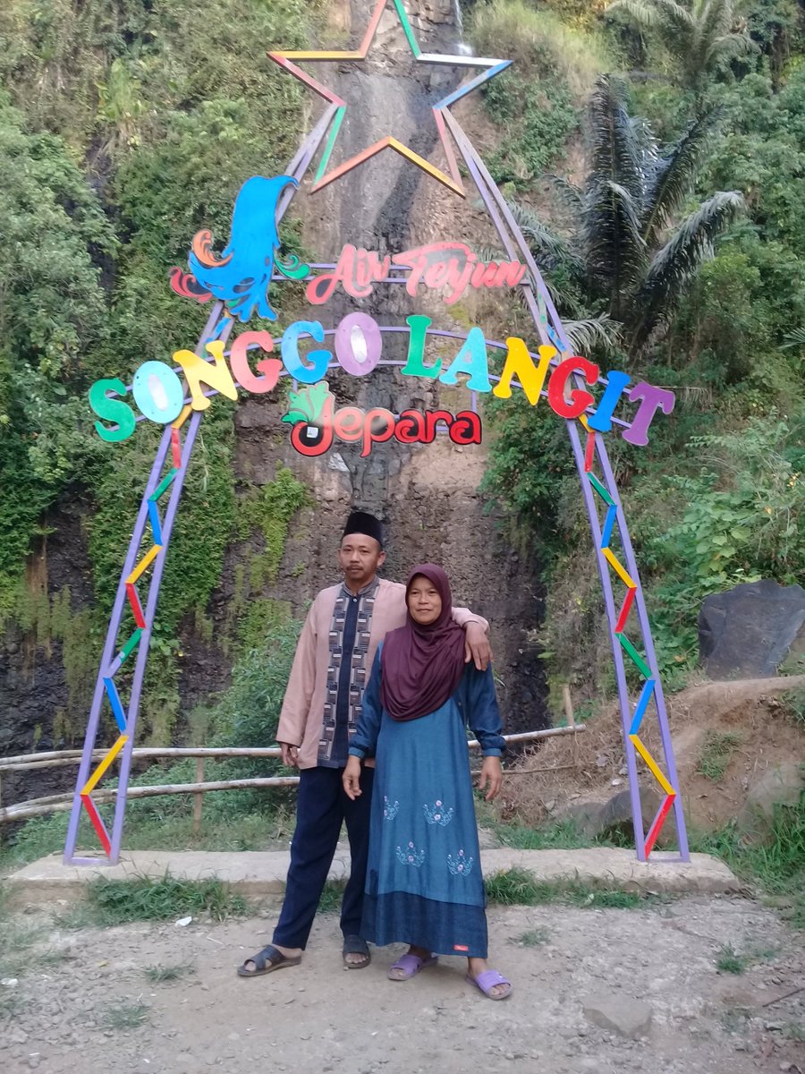 RdMghfr's tweet photo. "Lis baik-baik ya disana" pesan beliau.
"Lis baik ko Pak, dibumi sararehat?" (membendung air mata)
"sehat Lis alhamdulillah" 
      ~ya Allah, ingin mengutarakan bahwa aku rindu pulang.... rindu tidur dipangkuan Ibu, rindu tertawa di depan Tv bareng bapak.😔 https://t.co/m7C7gdad9D