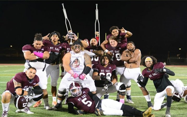 AlohaKimmey's tweet photo. Love these moments #SacDogs #Football https://t.co/EG0MqVTz7r