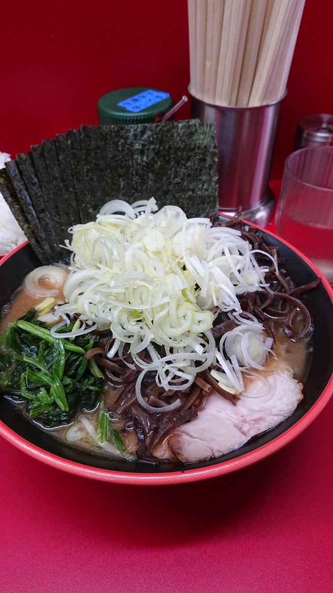 Yokohama619's tweet photo. 今日はクラッシュニンニクが売れ切れてたのでネギ増しで、煮干し油美味すぎた(^^)
#勝鬨家
#家系
#横浜
#ネギ増し
#海苔増し
#キクラゲ
#煮干し油 https://t.co/6AD11y8RNk