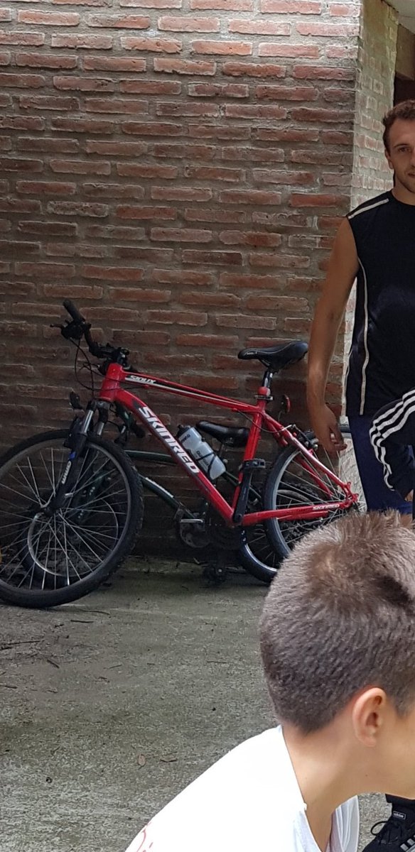 mpanichelli's tweet photo. Dejo x aquí fotos de la bici roja que me robaron hace unos días en Rosario. Por si la ven... #QuedateEnTuCasa #NoCompreRobado https://t.co/j9fpIoeGyI