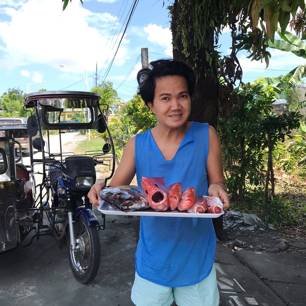 DenisXSosyalera's tweet photo. Ikaw covid-19 ay hindi makakaobra sa akin! Aring binili ko ay pang ilang araw na areee... Ay susulitin ko na ang pahome quarantine mo! Akala mo bagggaaa! Abbaaa! #fightcovid19 #homequarantine #freshfish #bisugo #tinginfish #tanige #muslo #buhayhomequarantine https://t.co/STdVLaSFtX