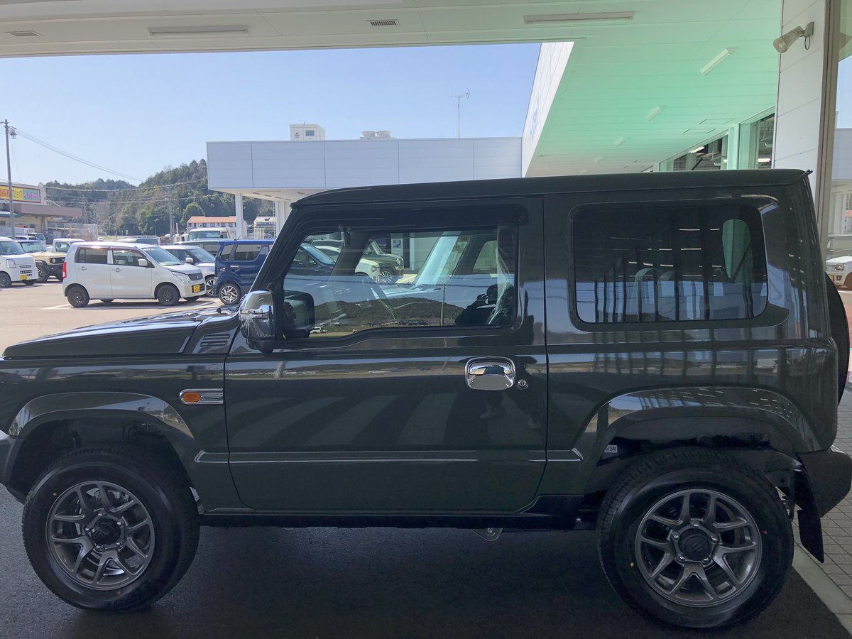 VFFVFSVFG's tweet photo. 1年1ヶ月待った、新型ジムニーがーーーーやっと今日納車だぁーー！！
嬉しいぞ嬉しいぞ！！この時をどれほど待ちわびたことか！
はぁ〜〜最の高！！
やはりジムニーはカッコイイですね
久しぶりのMT車なので不安な点もありますがそのうち慣れていくでしょう。
 #ジムニー https://t.co/IiMmLzYObY