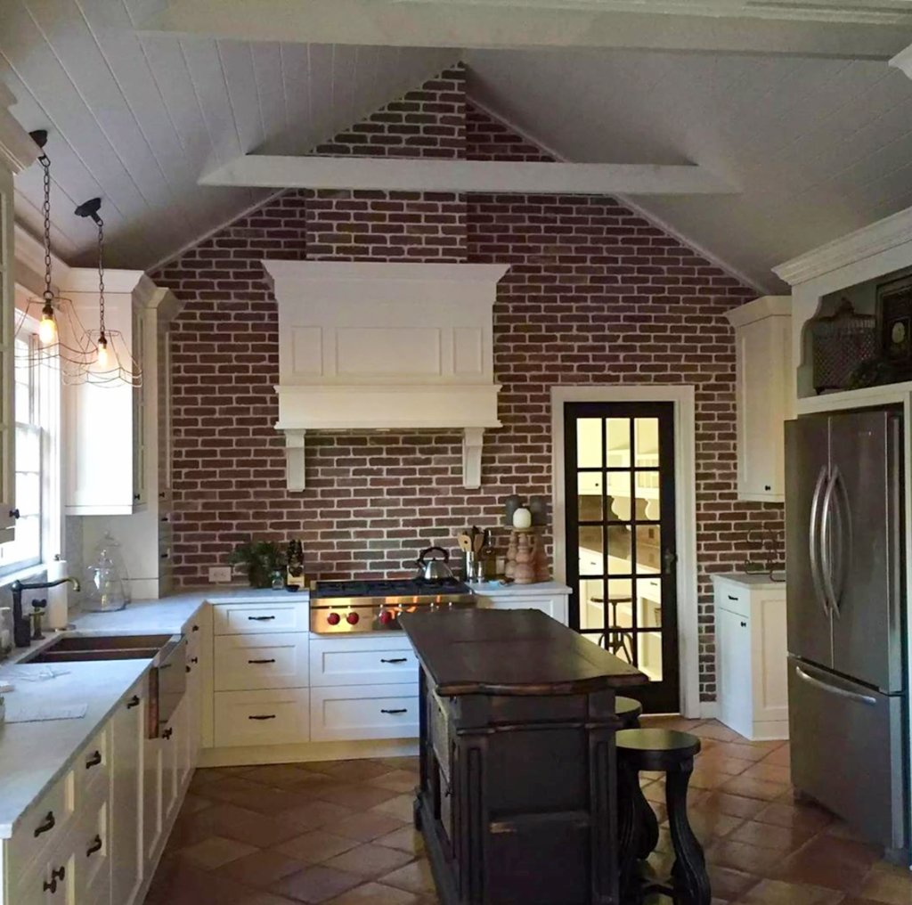 GeneralShale's tweet photo. Schoolhouse Brick and white cabinets ... one of the best combinations!! 👏🏼
.
.
📸: Kitchens with Yo
🧱: Schoolhouse #thinbrick
.
.
#generalshale #generalshalebrick #brickwall #brickbacksplash https://t.co/sK5bqAgp8F