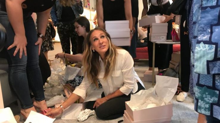 johnnycarmona's tweet photo. Enfocándonos en su marca de zapatos #SJPCollection
#SarahJessicaParker hace #shoetours, básicamente activaciones en punto de venta donde interactúa con las clientas directamente, literal en demostradora de ventas total, me identifico cañón! https://t.co/upnts4PTmS