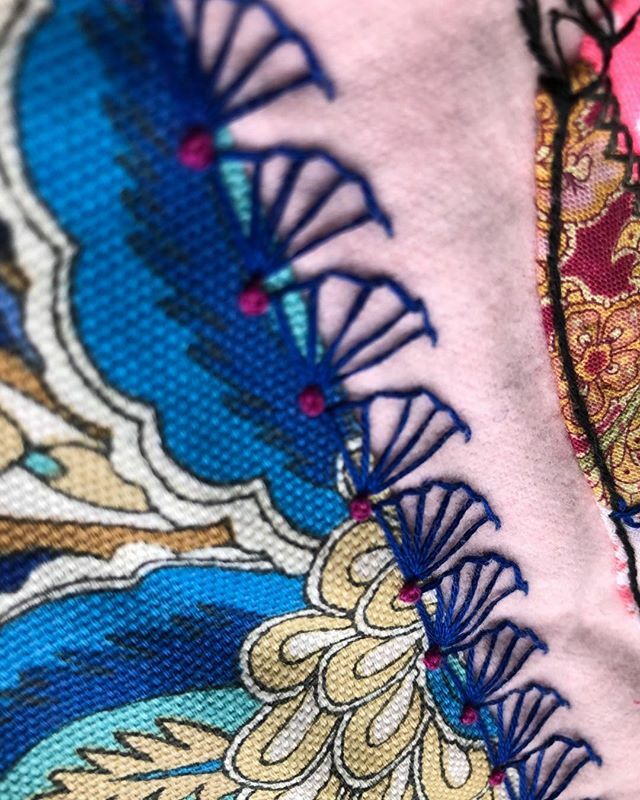 j_wurzbach's tweet photo. Tiny fans queuing on my Pink+ #CrazyQuilt.
#buttonholewheel #buttonholestitch #quiltsquare #crazypatchwork #scraps #upcycledfabric #improvpiecing #improvpatchwork #improvembroidery #freeembroidery #victorianinspired https://t.co/Dd7QZ8fezF https://t.co/kFXd3lEIpZ