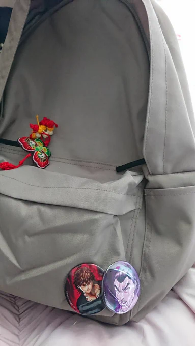 無印良品のリュック買ったんでなんか可愛くしようと思って缶バッジつけたんだけど、持ってる缶バッジこれくらいしか無かった 