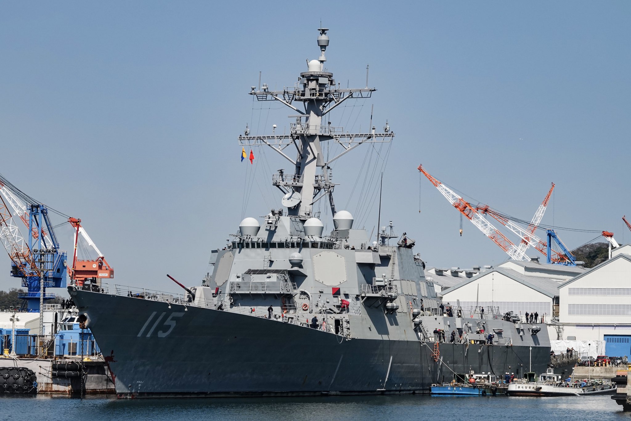 Uni蔵 3 26 横須賀 サンディエゴ海軍基地配備のアメリカ海軍 最新鋭イージス艦 駆逐艦 ラファエル ペラルタ Ddg 115 が補給のため横須賀基地に初入港しました 17年に就役したアーレイ バーク級の65番艦で リスタート艦の1隻です T Co