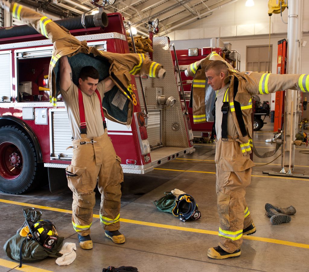 FireRescue1's tweet image. Is firefighting bunker gear dangerous?

@BillyGoldfeder gives his perspective on dirty gear, PFAS and PFOA exposure, and what we can do to protect ourselves from occupational cancer
buff.ly/2wKpWtp