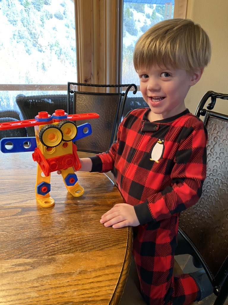 kellyclarkson's tweet photo. My little engineer ❤️ #RemyB https://t.co/XTLeLTLdnm