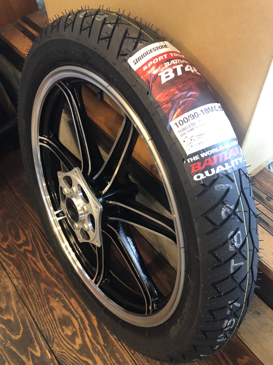 タイヤ取り付け。 リアはもう少々お待ちください🙇‍♂️ #sr400