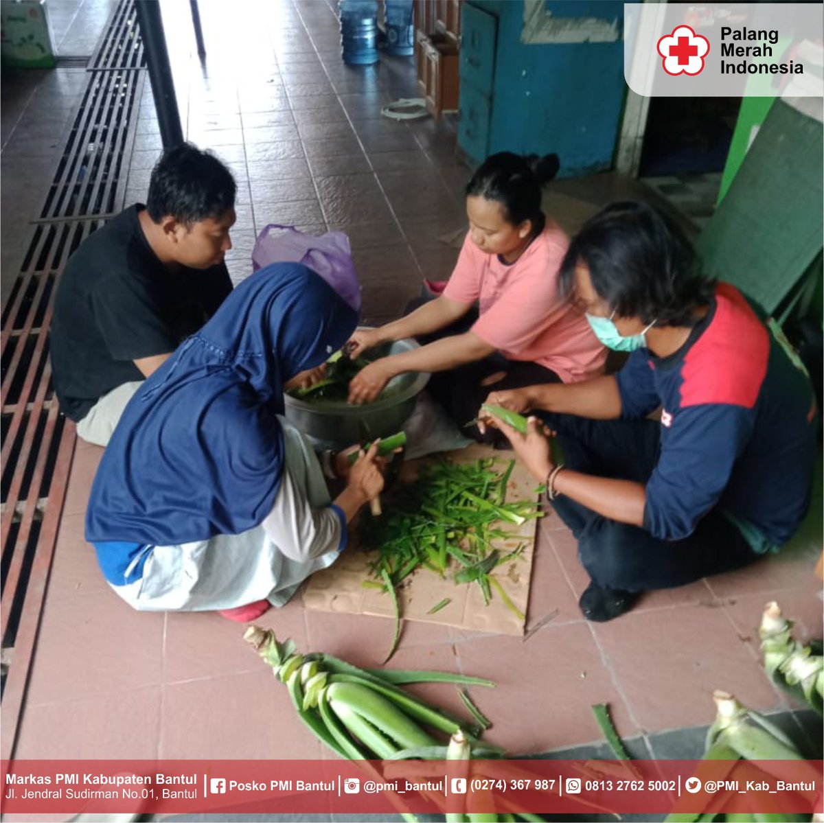 PMI_Kab_Bantul's tweet photo. Sejak hari sabtu (21/3) PMI Bantul melakukan kegiatan untuk pencegahan Covid-19 yaitu, penyemprotan disinfektan di fasilitas umum, pembuatan hand sanitizer dan bekerja sama dengan TNI-POLRI.
@pemkabbantul @palangmerah
#SatgasCovid #CoronaVirusUpdates #PMIsiapbantu
#pmiupdate https://t.co/qiZIma1xTT