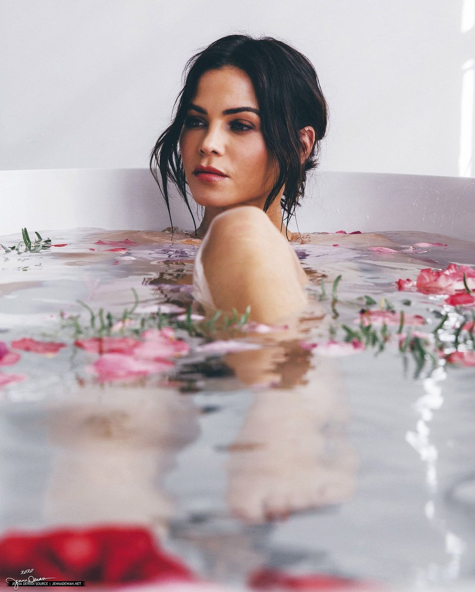 WitchyFreya's tweet photo. *Is gonna take a bath while waiting for @HotArtThief to come home.* https://t.co/4y61EWmVuz