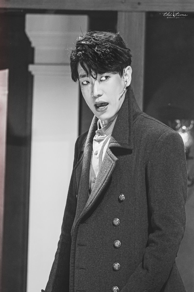 kkare_pic's tweet photo. [200325]
:: #미드나잇 :: 스폐셜커튼콜 :: 디어각하

:: #고상호 배우님 :: 비지터役 https://t.co/T5Ugo4G9y7