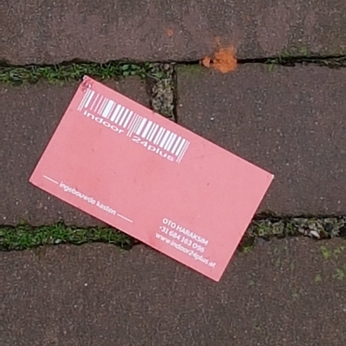 DePlaatVandaag's tweet photo. Elke dag een #Zwerfie van de straat rapen geeft een goed gevoel #Litterati #Amsterdam #Lost #Found #Paper #Business #Card #Indoor #24plus #Built-in #Closets https://t.co/59o6Ia5O0m