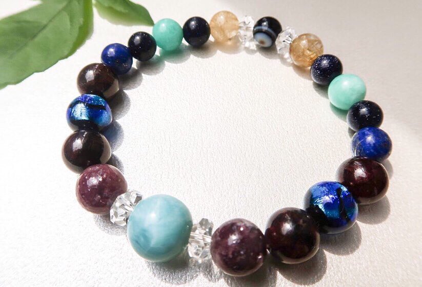 キック パワーストーン界の巨匠 上野のヤマサンとサイキック芸人キックがコラボして制作した開運パワーストーン 恋愛運女性編 男性編 金運仕事運 男性編 女性編発売中です 新作最高級ブレス 超運 発売中です T Co 6s9om0qs6q T