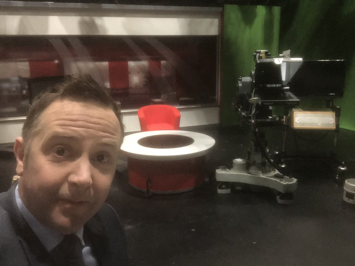 tomhepworthtv's tweet photo. Last time Iβll be wiping down the breakfast desk of news for @BBCSouthNews for a while! Join me on πΊ at 27 & 57 mins past the hour on @BBCBreakfast for updates on #coronavirus https://t.co/CS0maXO5lH