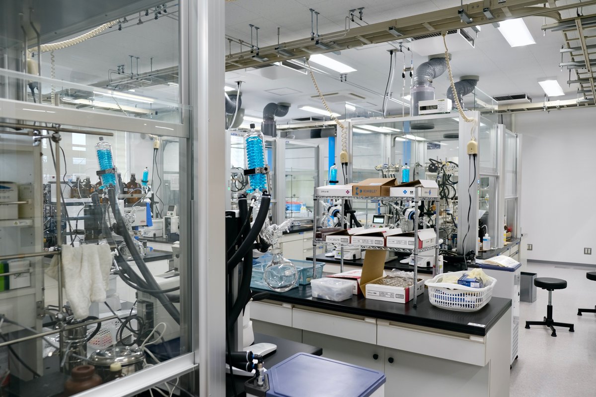 ICReDDconnect's tweet photo. ICReDD places: We just opened our 2nd mixed lab where researchers from experimental #chemistry, #computation, and #informatics work together to discover new #ChemicalReactions. #ReactWithUs! https://t.co/zz8LPzmfeF