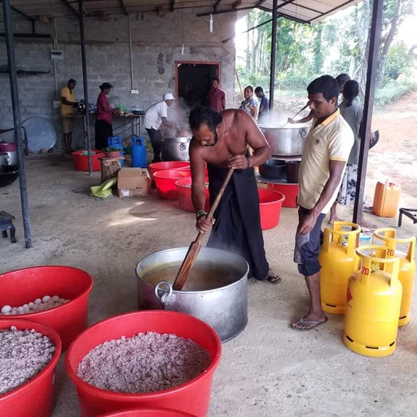 SriLankaTweet's tweet photo. Former MP Palitha Thewarapperuma in action. 
He is cooking and supplying foods to needed people during the curfew. 
Respect 🙏
#TogetherWeCan 💪
#LKA #SriLanka #CoronaVirus #COVID2019 Image -Daya https://t.co/EFp2bhHzQU
