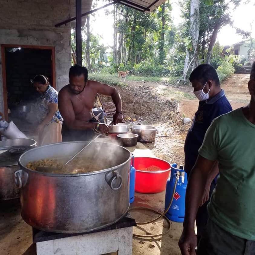 SriLankaTweet's tweet photo. Former MP Palitha Thewarapperuma in action. 
He is cooking and supplying foods to needed people during the curfew. 
Respect 🙏
#TogetherWeCan 💪
#LKA #SriLanka #CoronaVirus #COVID2019 Image -Daya https://t.co/EFp2bhHzQU