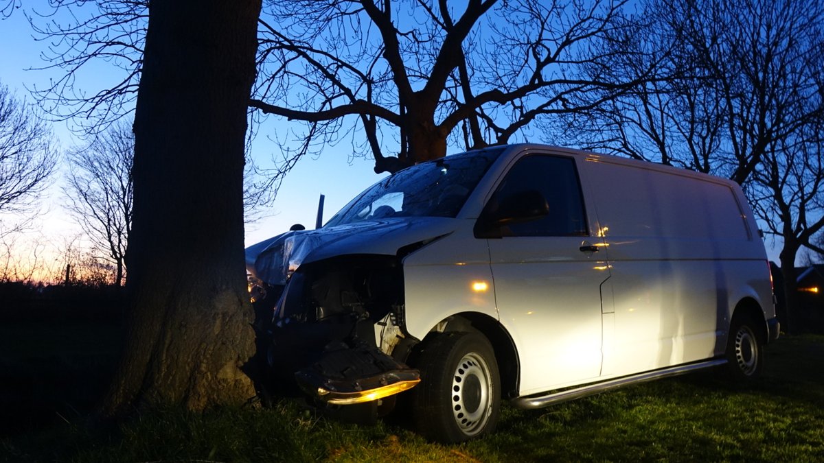 WAARLAND - Dinsdagochtend vroeg is op de Waarlandsweg een bestuurder met zijn bestelbus uit de bocht gevlogen .  #glocalmedia #112nieuws #schagen.