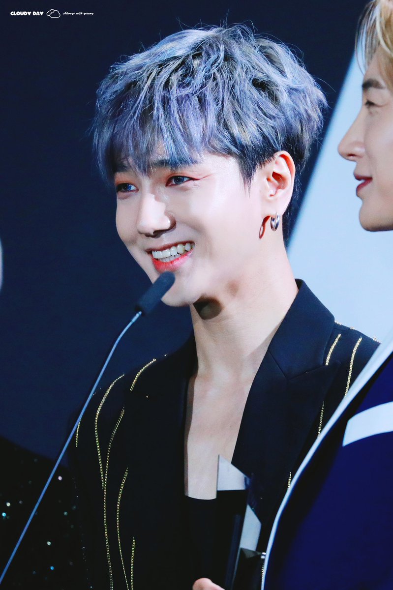 cloud19840824's tweet photo. 191126 AAA 

오빠 다음머리는 레게머리지?
나를 설레게..❣️

#AAA #AAA2019 #AAA2019inVietnam #예성 #김종운 #Yesung #슈퍼주니어 #SUPERJUNIOR   #イェソン @shfly3424 @SJofficial https://t.co/SSPgK2GFA5