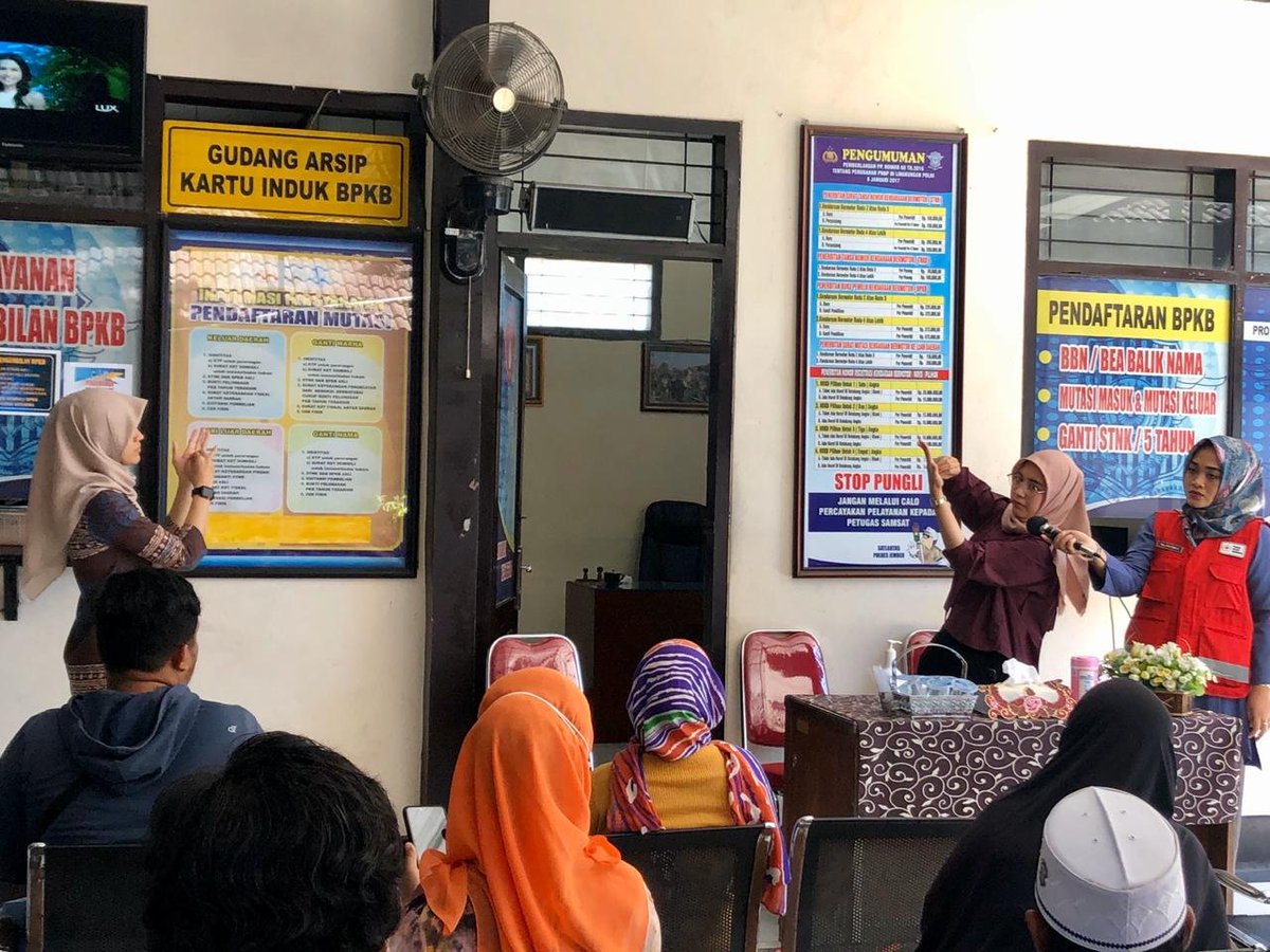 Sosialisasi pencegahan penyebaran Virus Corona (COVID - 19) kepada masyarakat yang mengunjungi KB Samsat Subandi <a href="/RTMCJatim/">RTMC Polda Jatim</a>