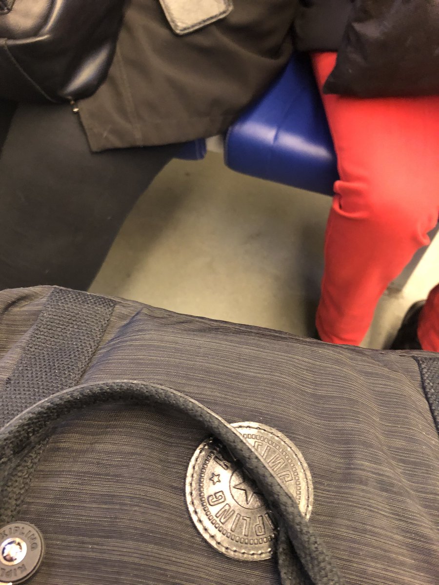Chanully's tweet photo. Dit is echt geen 1,5 meter afstand houden van elkaar #rrein #stoptreinnaaramsterdam #ns #fail #houdafstand #maarnietindetrein Dit is al de derde ochtend dat ik dit meemaak https://t.co/8pDFlKzlsR