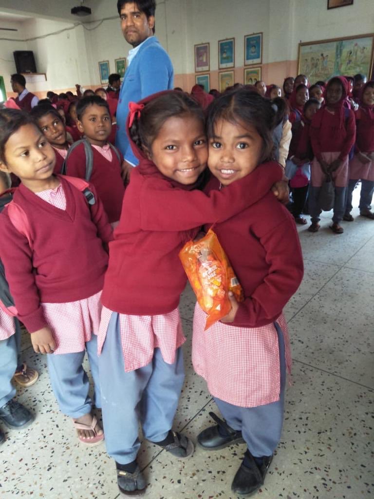 akshyindia's tweet photo. Pronto vamos a poder repetir este abrazo π€. Ahora de momento lo importante es quedarse en casa para no extender el covid-19
#solidaridad #india #amwan #akshaySchool #dalits #educacion https://t.co/o66n1ytQsM