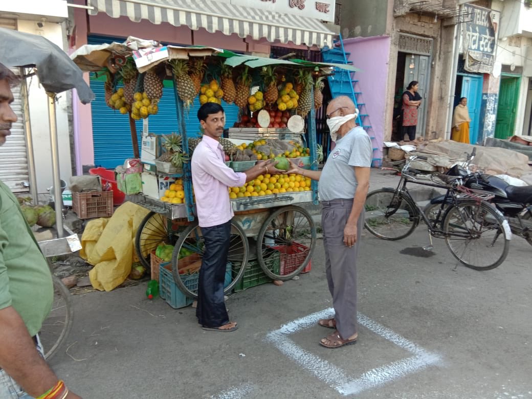 cityofpatna's tweet photo. Citizens are using the #SocialDistancing blocks initiated by Patna Municipal Corporation to prevent the virus spread while buying essentials.Follow these blocks only when stepping outside your home at emergency only.
#Corona
#COVID19
#LetUsFightTogether
#CityOfPatna https://t.co/w3RLKWy6aA