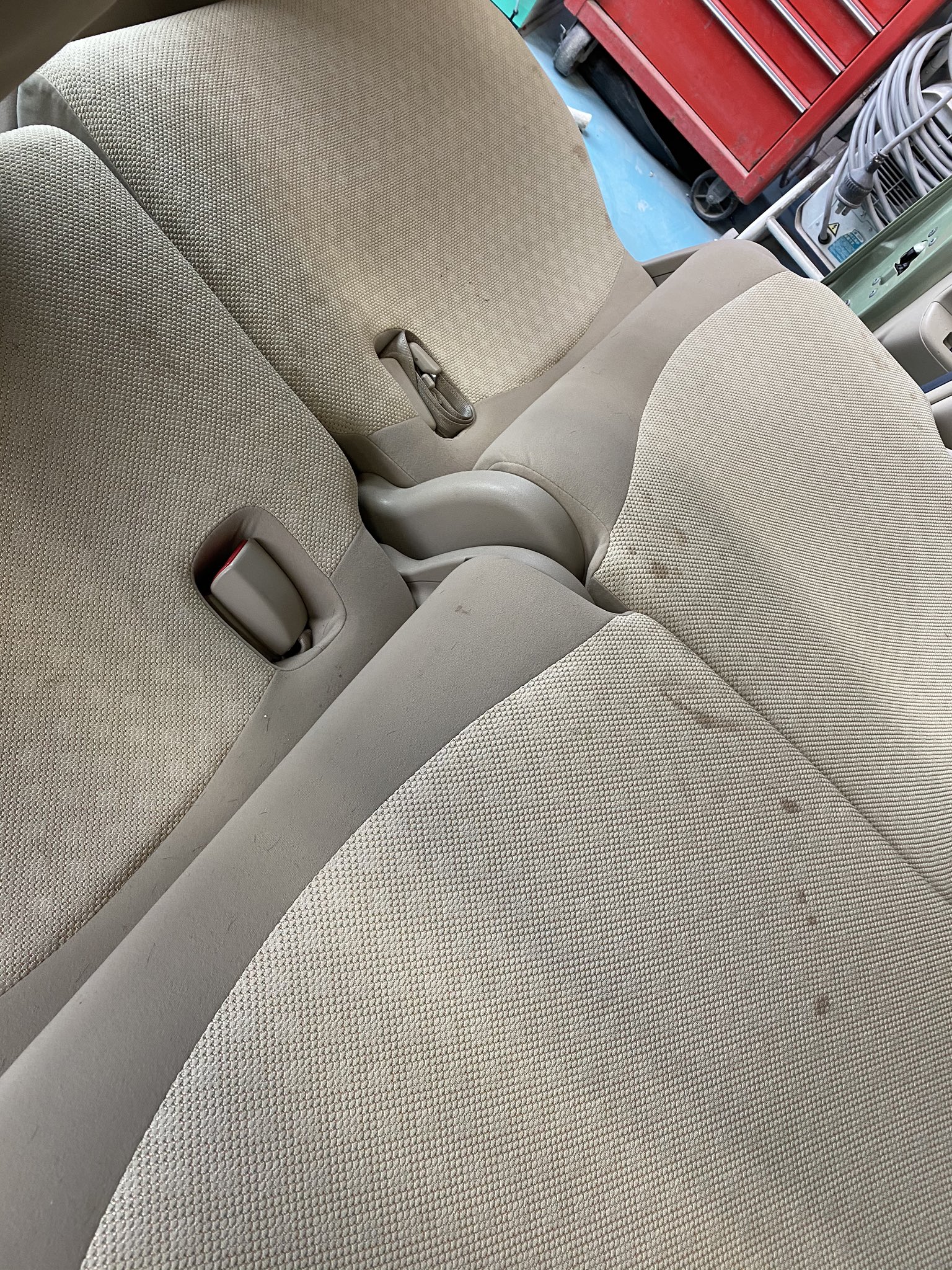 تويتر 株 車工房鬼丸 على تويتر 雨ですね 今日は掃除掃除掃除の日です 朝からヤニが凄いお車の掃除をしました そして今日のメイン シートシミ取り これもまた何が起きた な汚さです シミ取り体力使うんですよね っ どのくらい綺麗になるのか تويتر 株 車工房鬼丸 على تويتر 雨ですね 今日は掃除掃除掃除の日です 朝からヤニが凄いお車の掃除をしました そして今日のメイン シートシミ取り これもまた何が起きた な汚さです シミ取り体力使うんですよね っ どのくらい綺麗になるのか
