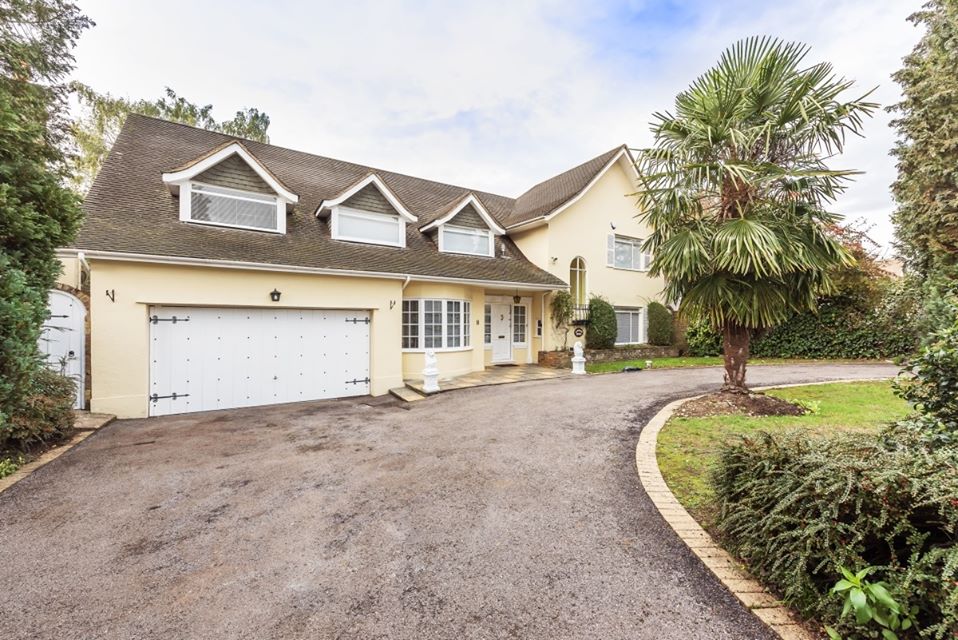 HamptonsRicky's tweet photo. #ToLet Located on one of the most prestigious roads in Rickmansworth is this 5 bed detached house available for both #LongLet and #ShortLet! Email us on rickmansworthlettings@hamptons-int.com for more information. #Hamptons #Lettings https://t.co/SdyEYQst28