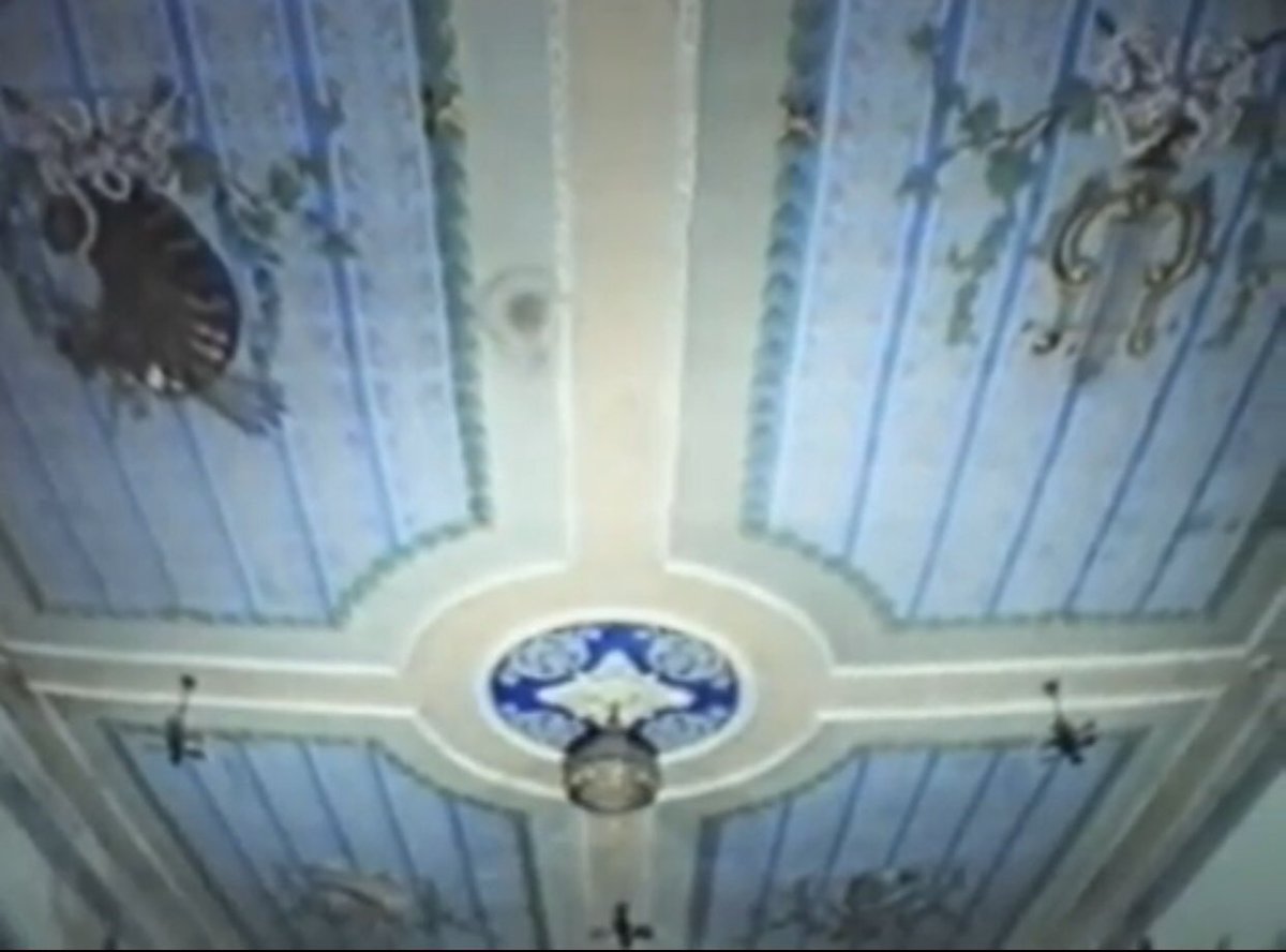 danigandara4's tweet photo. En qué pensaba el arquitecto cuando decidió pintar TODO DE BLANCO? Mirad los detalles del antiguo por favor https://t.co/xbnMtHNYK0
