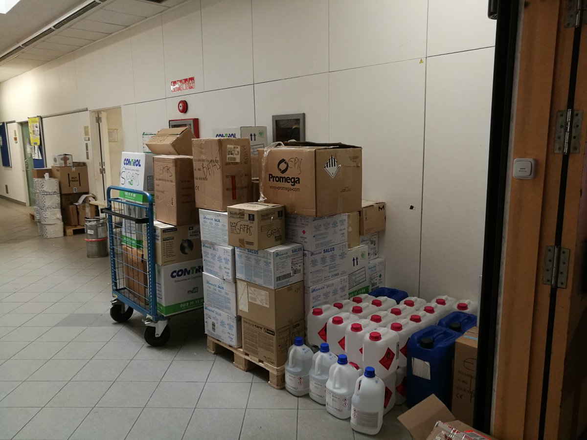 IRBBarcelona's tweet photo. A l'@IRBBarcelona volem compartir els nostres recursos amb qui més ho necessita en aquests moments. Ens sumem a aquesta lluita col·lectiva contra la #COVID19 amb una donació de material🧤😷a l'@icscat. Perquè aquesta lluita és de tots i totes!💪#TotAniràBé https://t.co/uetIBxLXpY