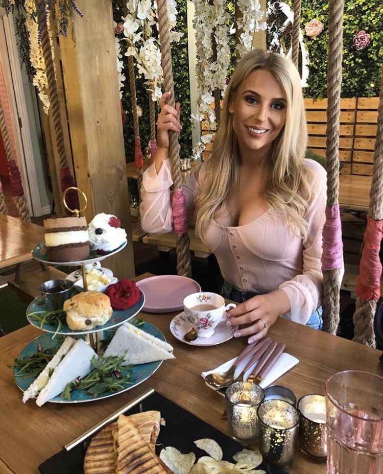 plush_cafe's tweet photo. Stunning #PlushBabe @_abyfoxx_ having #AfternoonTea in the Garden Room! ๐๐ธ Weโre in love! โค๏ธ
#PlushCafe #York #OnlyInYork #vymembers @VisitYorkBiz @VisitYork https://t.co/bZIHeb4Khg
