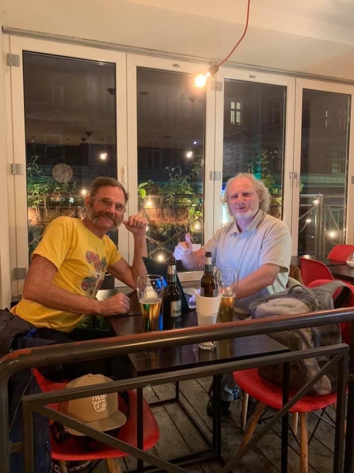 ClaesClasse's tweet image. Titta här Peter Wahlbeck och @grejdovic i samspråk i glada vänners lag. På bordet kolloidalt silver, chemtrails, illuminati, binderberggrupa, molotovcocktails och socializam 
#decoy #evilplot