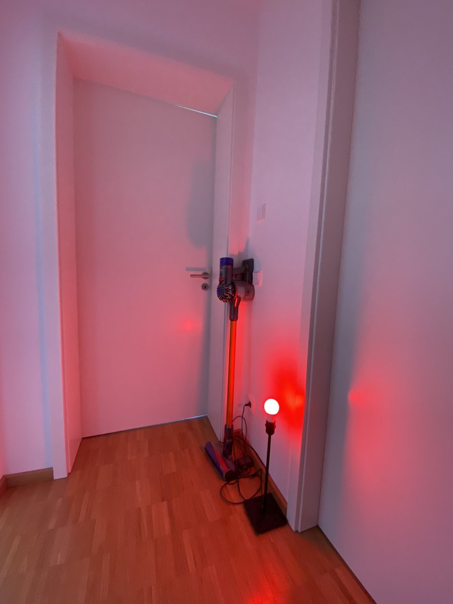 Red = ongoing video call
Green = save to enter the room
„Misusing“ our HomeKit lamps to avoid unexpected situations during a video call 🙈
#HomeOffice #StayAtHome