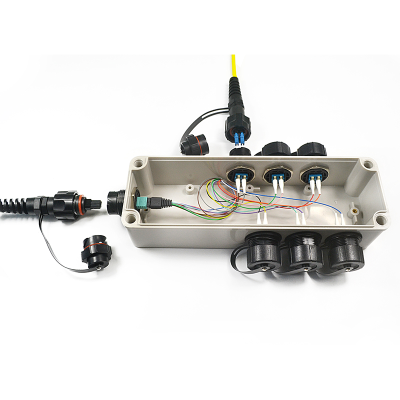 maxchen08843290's tweet photo. 1*8 PLC spliter outdoor terminal box for Optitap https://t.co/0C5hrdLsHm