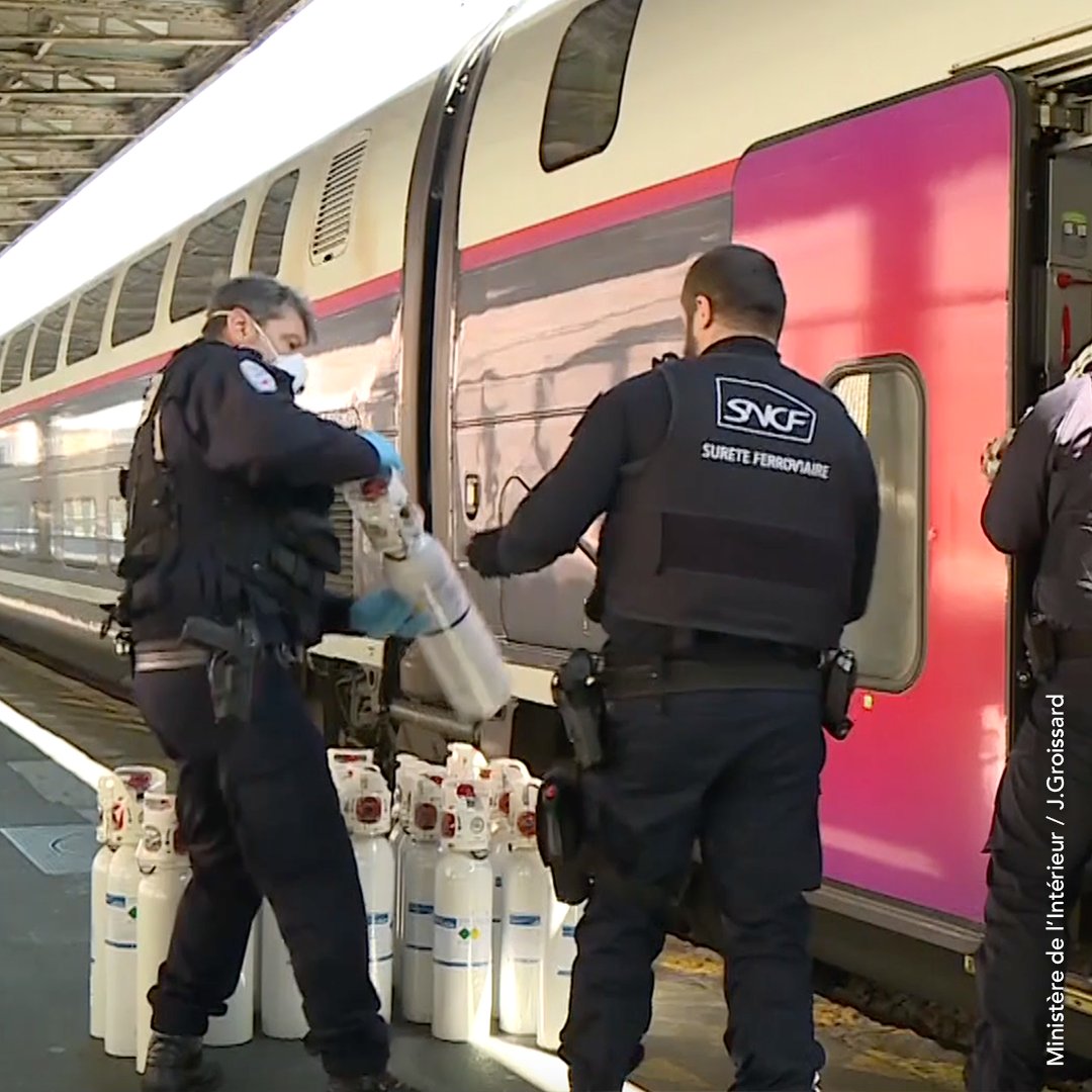 SNCFVoyageurs's tweet photo. 📍 Aux côtés des personnels soignants, nos agents se mobilisent pour assurer la circulation du #TGV médicalisé transportant une vingtaine de patients de la @RegionGrandEst vers les @PaysDeLaLoire. Le dispositif en images 👇

#TousMobilisés @MinSoliSante @APHP #SAMU https://t.co/2QmW8aZB3T