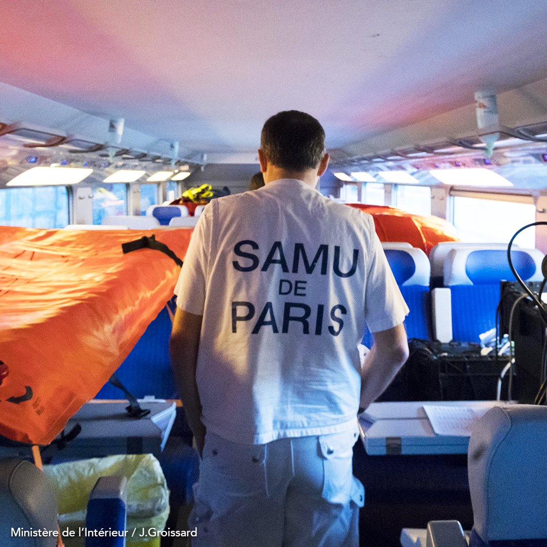 📍 Aux côtés des personnels soignants, nos agents se mobilisent pour assurer la circulation du #TGV médicalisé transportant une vingtaine de patients de la @RegionGrandEst vers les @PaysDeLaLoire. Le dispositif en images 👇

#TousMobilisés @MinSoliSante <a href="/APHP/">Assistance Publique – Hôpitaux de Paris (AP-HP)</a> #SAMU