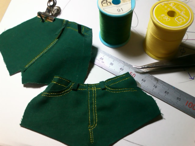 ModelismeJapan's tweet photo. さて、少し落ち着いて　次回作の衣装作り。まず短パンをチクチク手縫い。
テーマはスチームパンク。

DIY-ミニチュア模型・ドールハウスの作り方レシピWEBワークショップ　
#クラウドファインディング　支援募集開始です
https://t.co/d0UIXw9C7b
#ワークショップ　#ドール

https://t.co/760jEedzYM https://t.co/Jizbw4eqTv