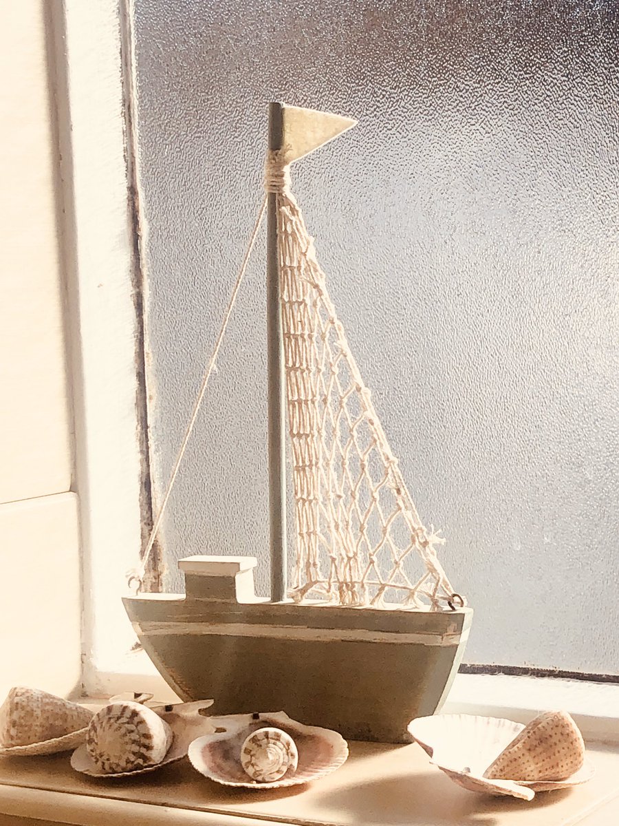 sokhowork's tweet photo. #coronamentalhealth 
This morning at home, I stopped, took the time #savouring the beauty of what I was watching, #mindful about the sun piercing thru the window. This brought to me some #happiness. I invite you to often : stop, breath and to savour.#positivepsychology #wellbeing https://t.co/NgSH7ZB2rc
