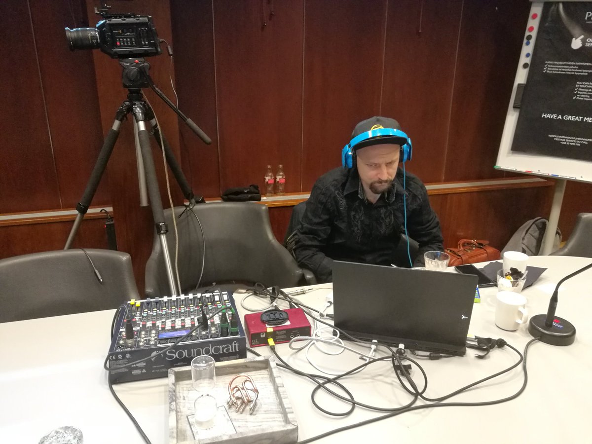 RautioKati's tweet photo. Tivi Service Desk 2020 -seminaarin toinen päivä käynnissä!🔥😊 Kuvissa "striimistudion" taikuri OP!💎
#ServiceDesk2020 https://t.co/iDp0uyHPS3