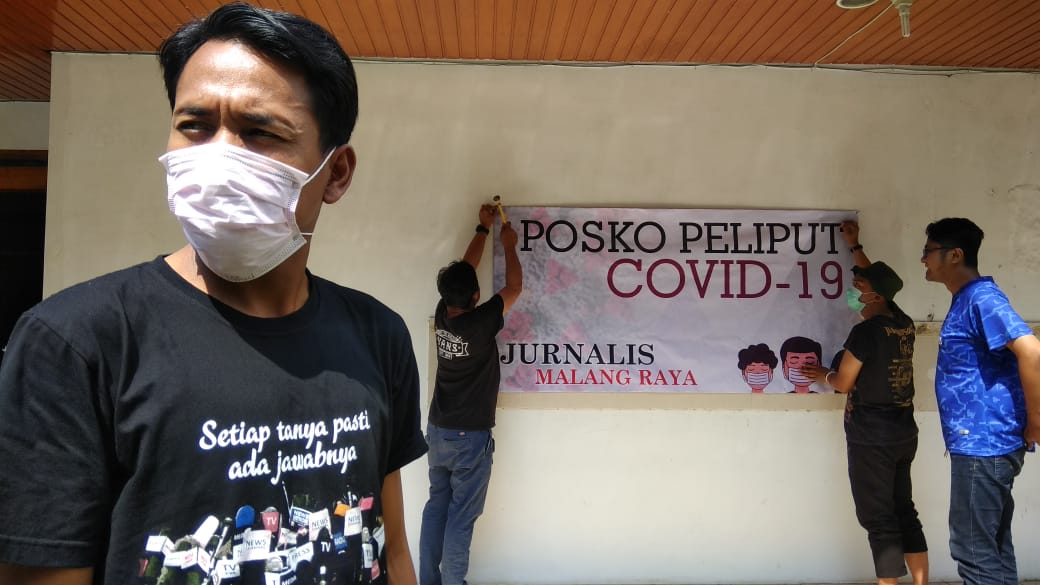 Posko Jurnalis Malang Raya Peliput Covid-19. Mau Donasi masker/handsanitizer boleh, sekedar mampir jg boleh. Tempatnya di Jln. HOS Cokroaminoto No. 28. Insya Allah semua jurnalis disini dari media resmi, terpercaya dan No Hoax. 
Tetap sehat ya luurr...
#infomalang
#poskojurnalis