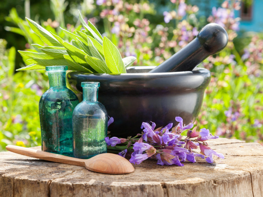 Homeopati, vücut, zihin ve duyguların ayrı ve farklı olmayıp aslında tamamen bir bütün olduğu felsefesi üzerine kurulmuştur. Homeopat, bu bakış açısına dayanarak, hastanın fiziksel ve psikolojik tüm semptomlarına uyan bir ilaç arar.  #homeopati #ilacsizte bit.ly/2UGKbAA