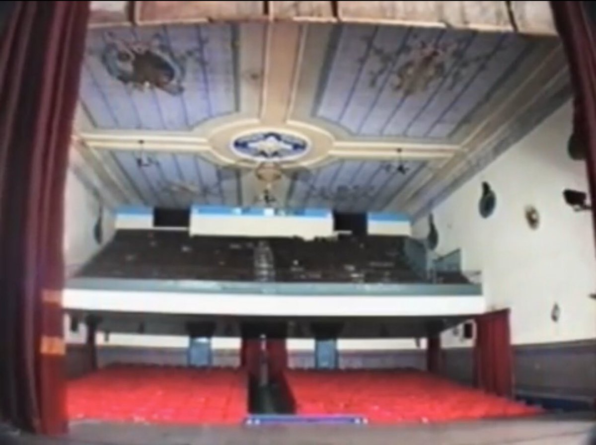 danigandara4's tweet photo. Mi corazón se pone muy triste cuando ve lo que fue nuestro teatro/cine Oriente y lo que es ahora https://t.co/yv46lsVQAk